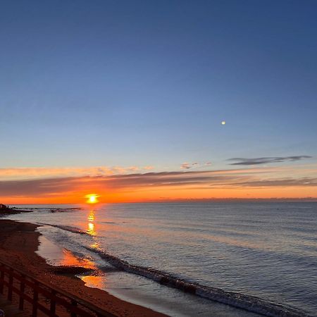Newly Renovated 2 Bedroom Beachfront House Sitio de Calahonda Bagian luar foto