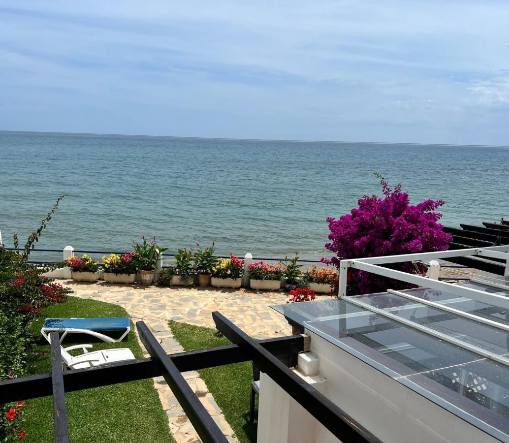 Newly Renovated 2 Bedroom Beachfront House Sitio de Calahonda Bagian luar foto
