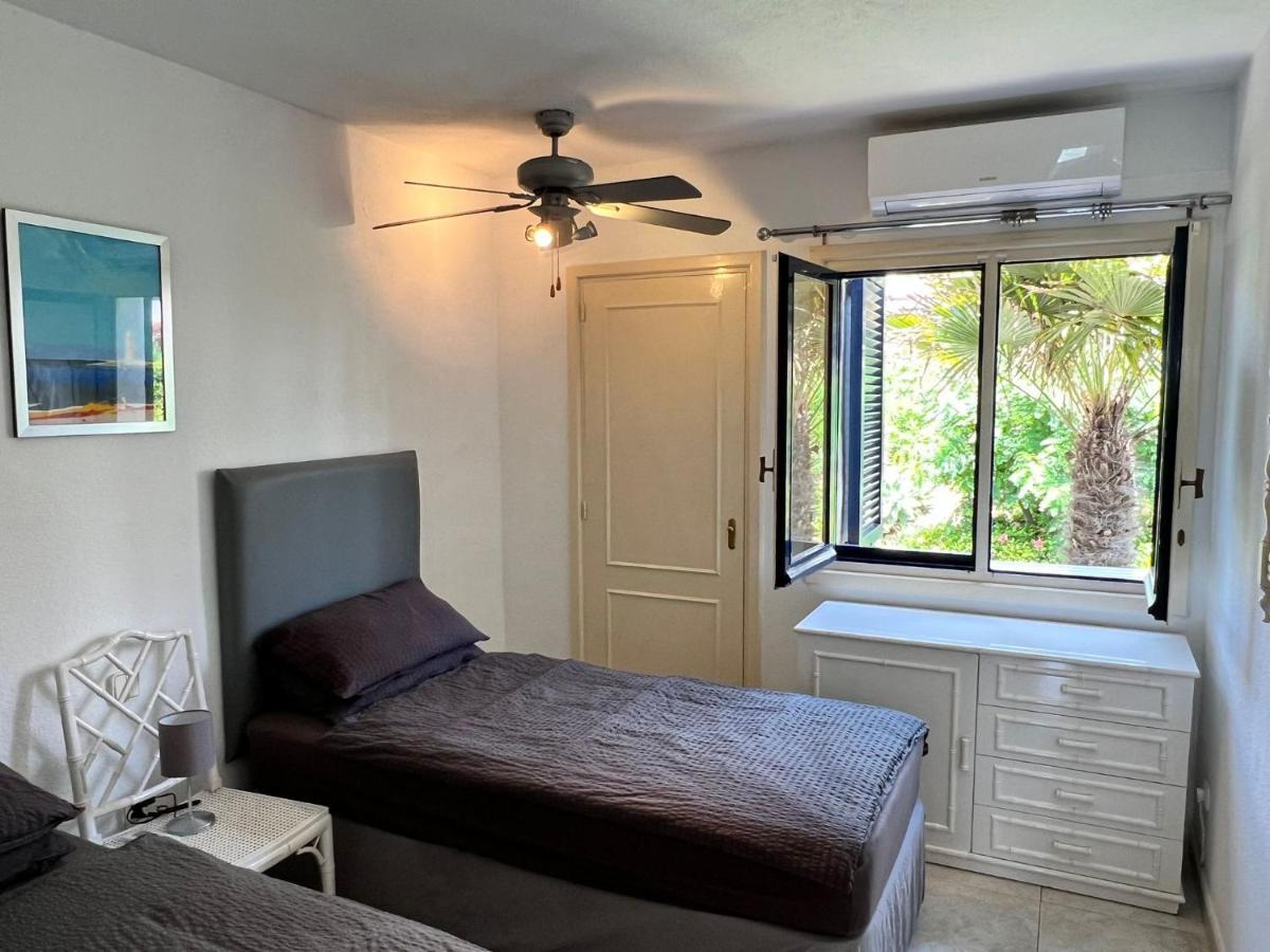 Newly Renovated 2 Bedroom Beachfront House Sitio de Calahonda Bagian luar foto