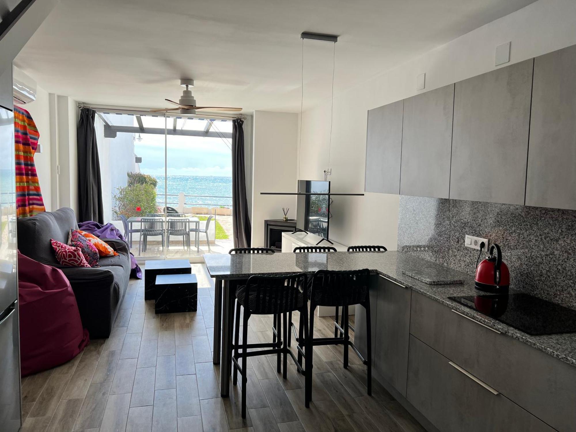 Newly Renovated 2 Bedroom Beachfront House Sitio de Calahonda Bagian luar foto