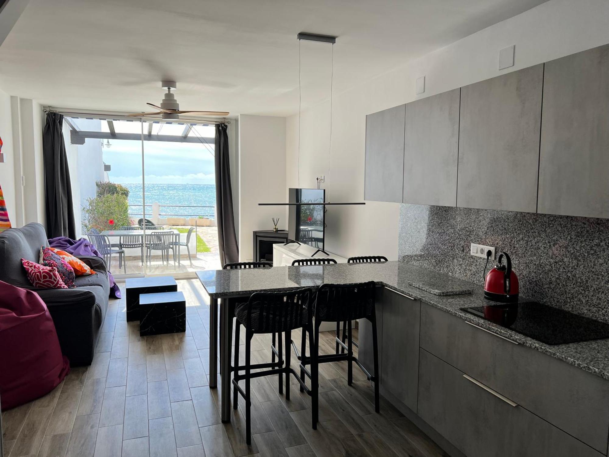 Newly Renovated 2 Bedroom Beachfront House Sitio de Calahonda Bagian luar foto
