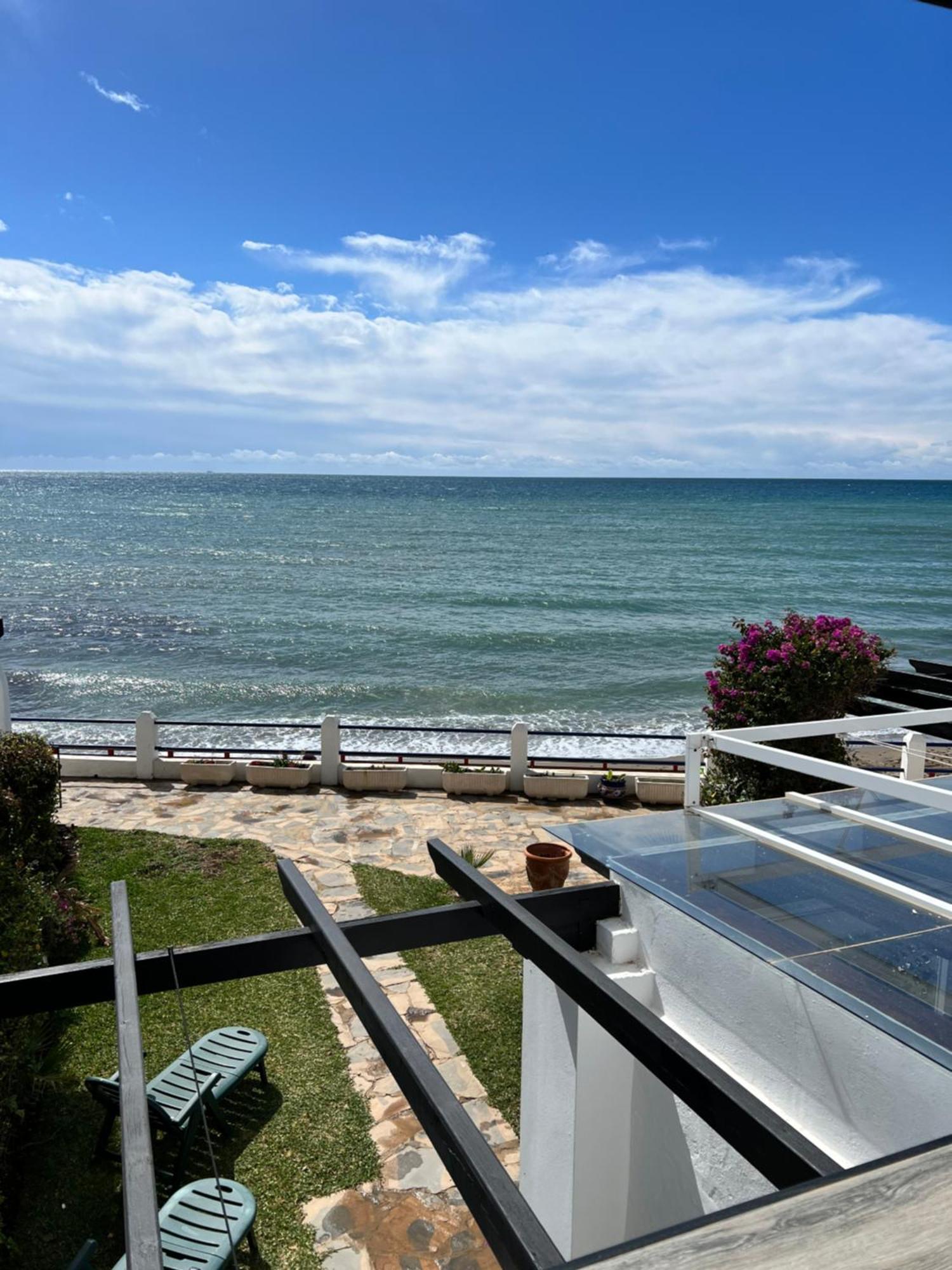 Newly Renovated 2 Bedroom Beachfront House Sitio de Calahonda Bagian luar foto