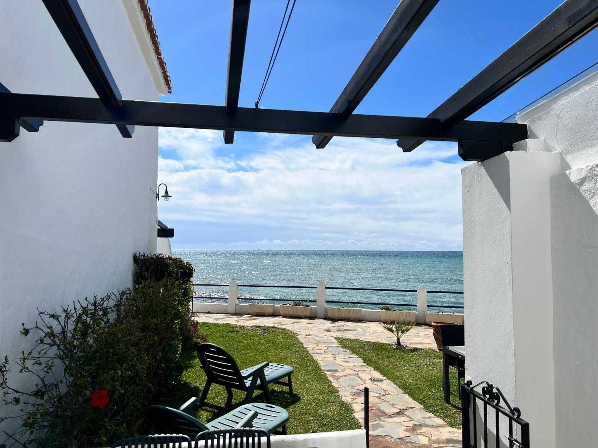 Newly Renovated 2 Bedroom Beachfront House Sitio de Calahonda Bagian luar foto