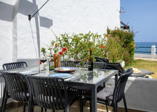 Newly Renovated 2 Bedroom Beachfront House Sitio de Calahonda Bagian luar foto