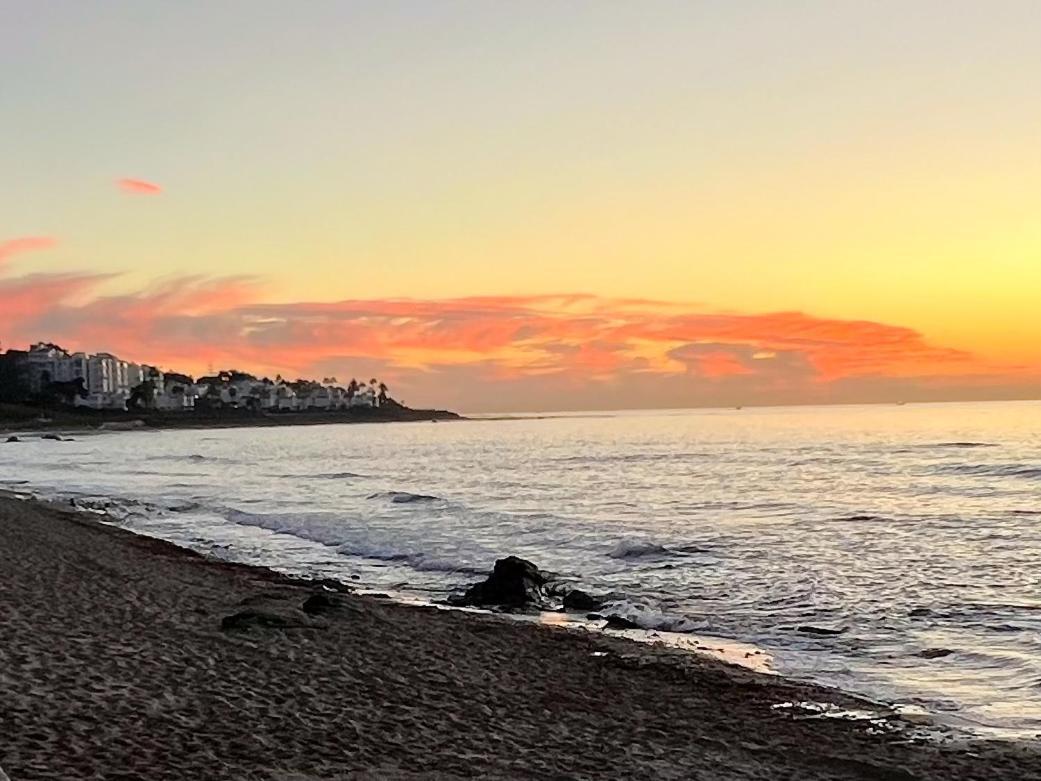 Newly Renovated 2 Bedroom Beachfront House Sitio de Calahonda Bagian luar foto