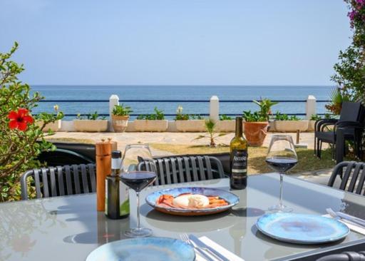 Newly Renovated 2 Bedroom Beachfront House Sitio de Calahonda Bagian luar foto
