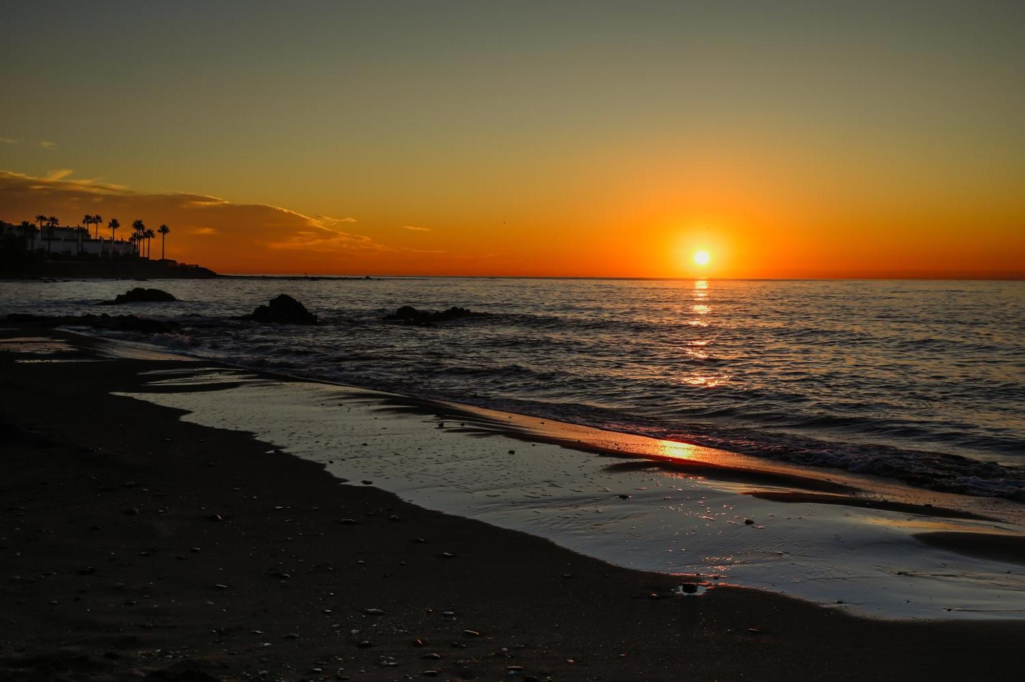 Newly Renovated 2 Bedroom Beachfront House Sitio de Calahonda Bagian luar foto