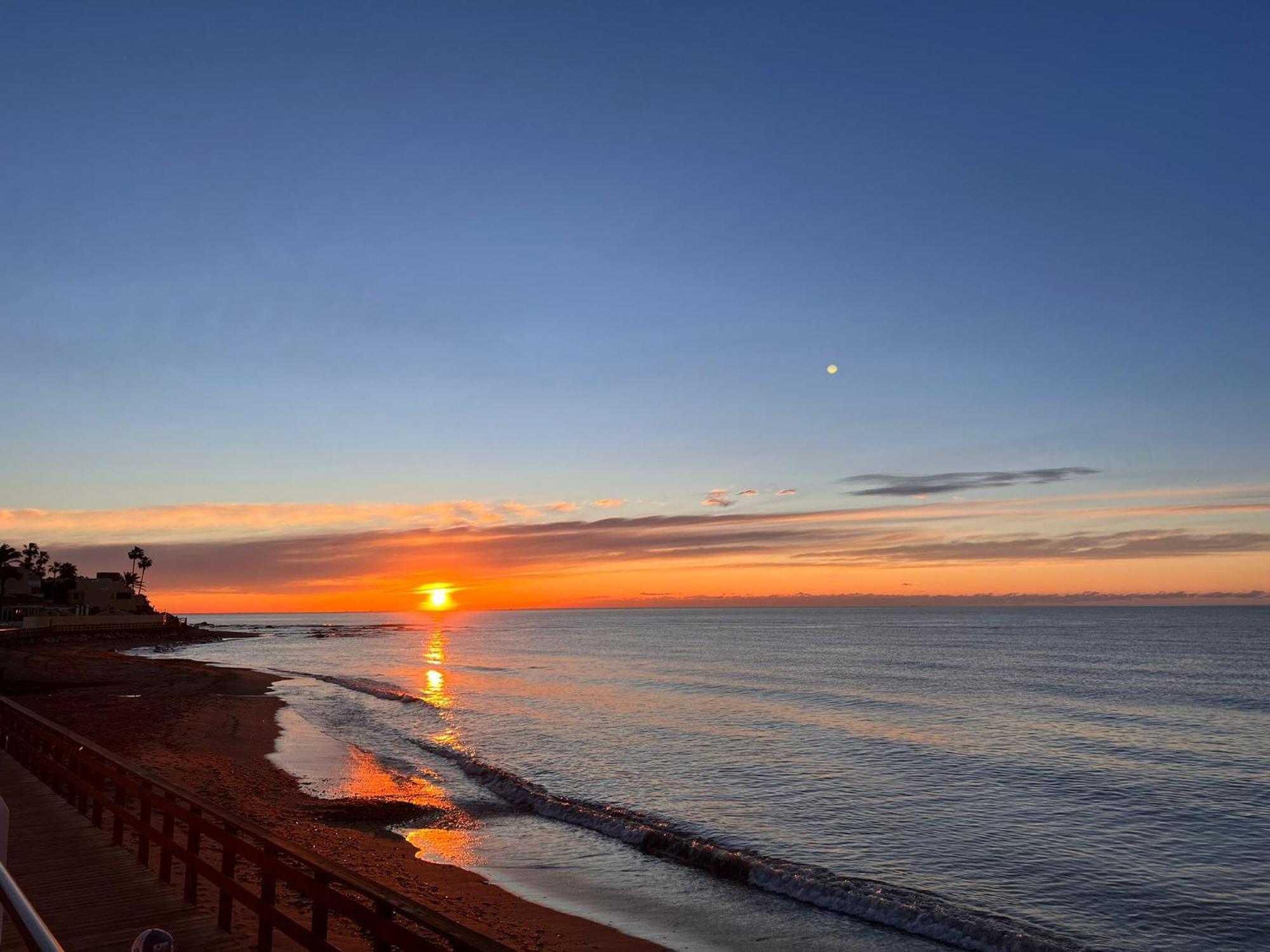 Newly Renovated 2 Bedroom Beachfront House Sitio de Calahonda Bagian luar foto