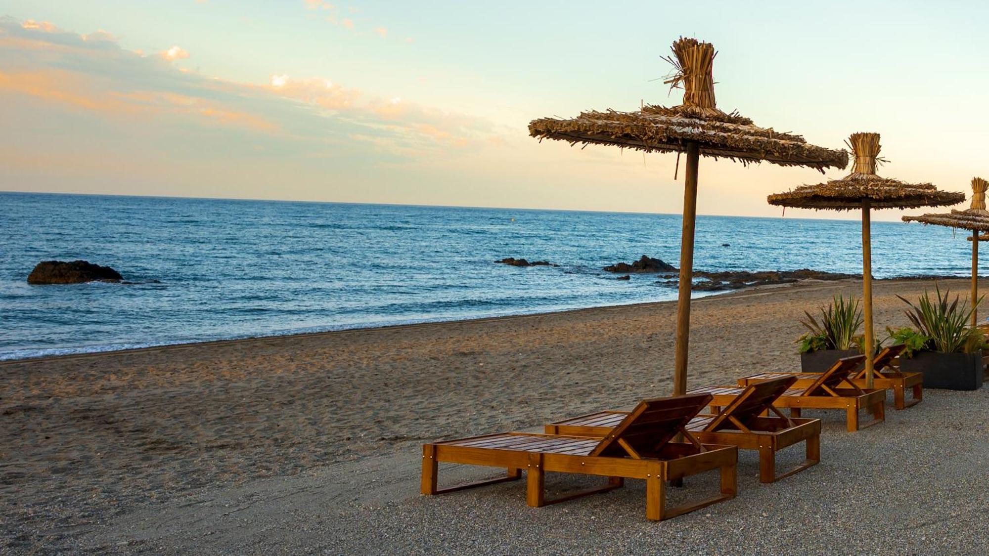 Newly Renovated 2 Bedroom Beachfront House Sitio de Calahonda Bagian luar foto